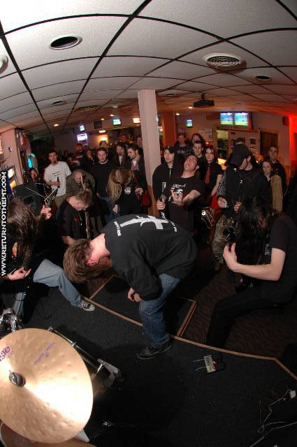 [abhorred on Apr 16, 2005 at Dee Dee's Lounge (Quincy, Ma)]